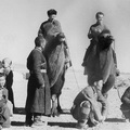 1958 г. На ?кораблях пустыни? Н.А. Флоренсов (слева) и В.П. Солоненко. Баян-Гоби сомон. На заднем плане ? массив Ихэ-Богдо, высшая точка Гобийского Алтая (3957 м).